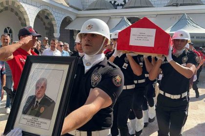 sehit-emniyet-muduru-altug-verdinin-babasi-mersinde-topraga-verildi