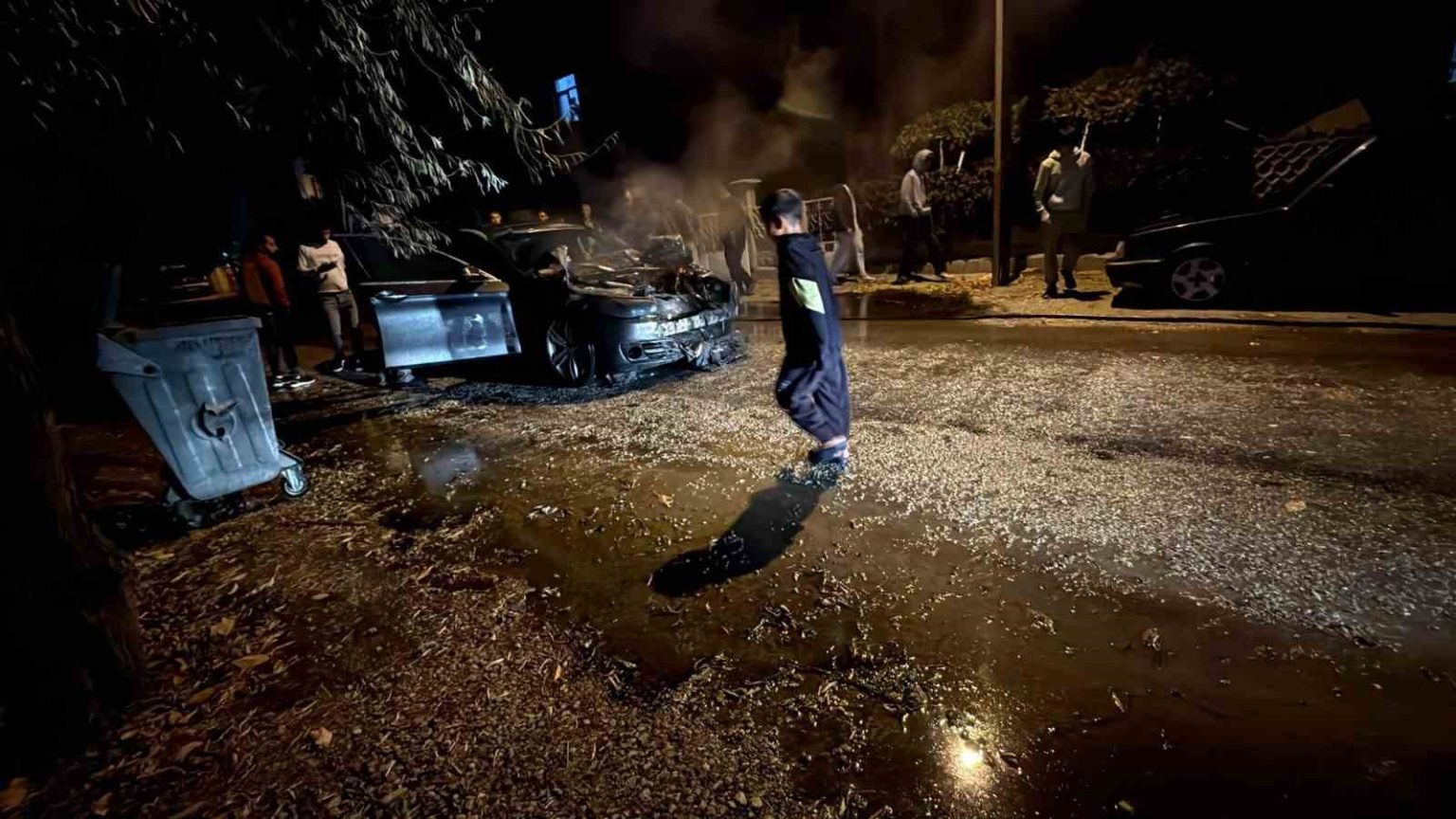 seyir-halindeki-otomobil-alev-aldi