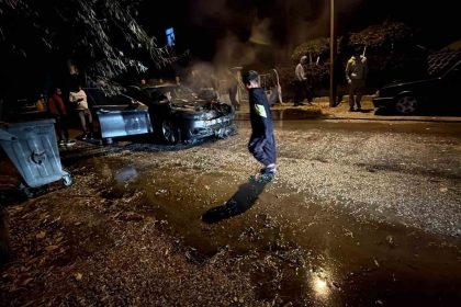 seyir-halindeki-otomobil-alev-aldi