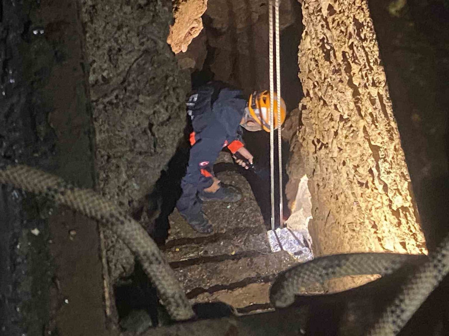 sigindiklari-magarada-mahsur-kaldilar-restoranin-bahcesinden-film-gibi-operasyonla-kurtarildilar