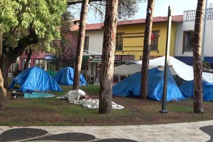 sindirgida-depremin-ardindan-halk-geceyi-sokakta-ve-cadirlarda-gecirdi