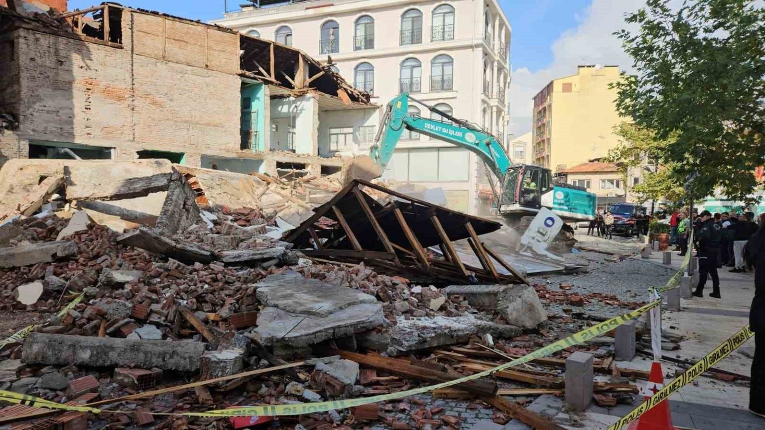 sindirgida-yikilan-binalarin-enkazi-kaldiriliyor
