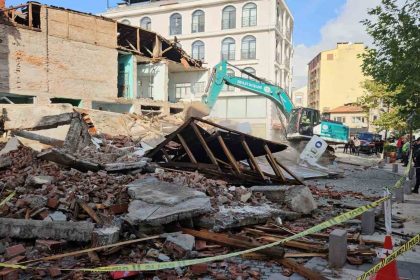 sindirgida-yikilan-binalarin-enkazi-kaldiriliyor