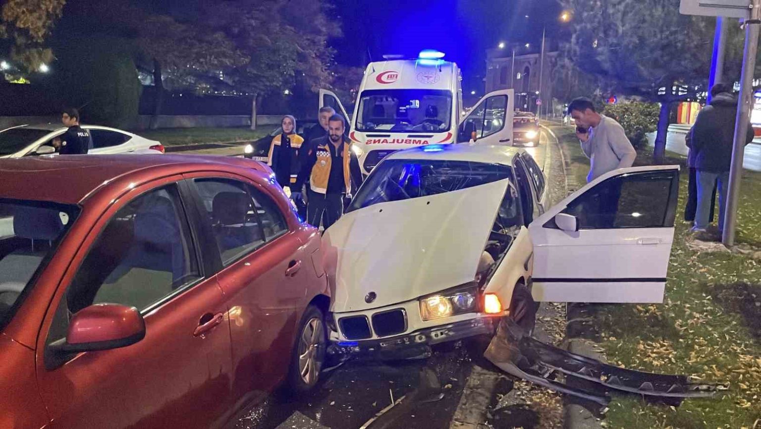 sivasta-5-arac-birbirine-girdi-1-kisi-yaralandi