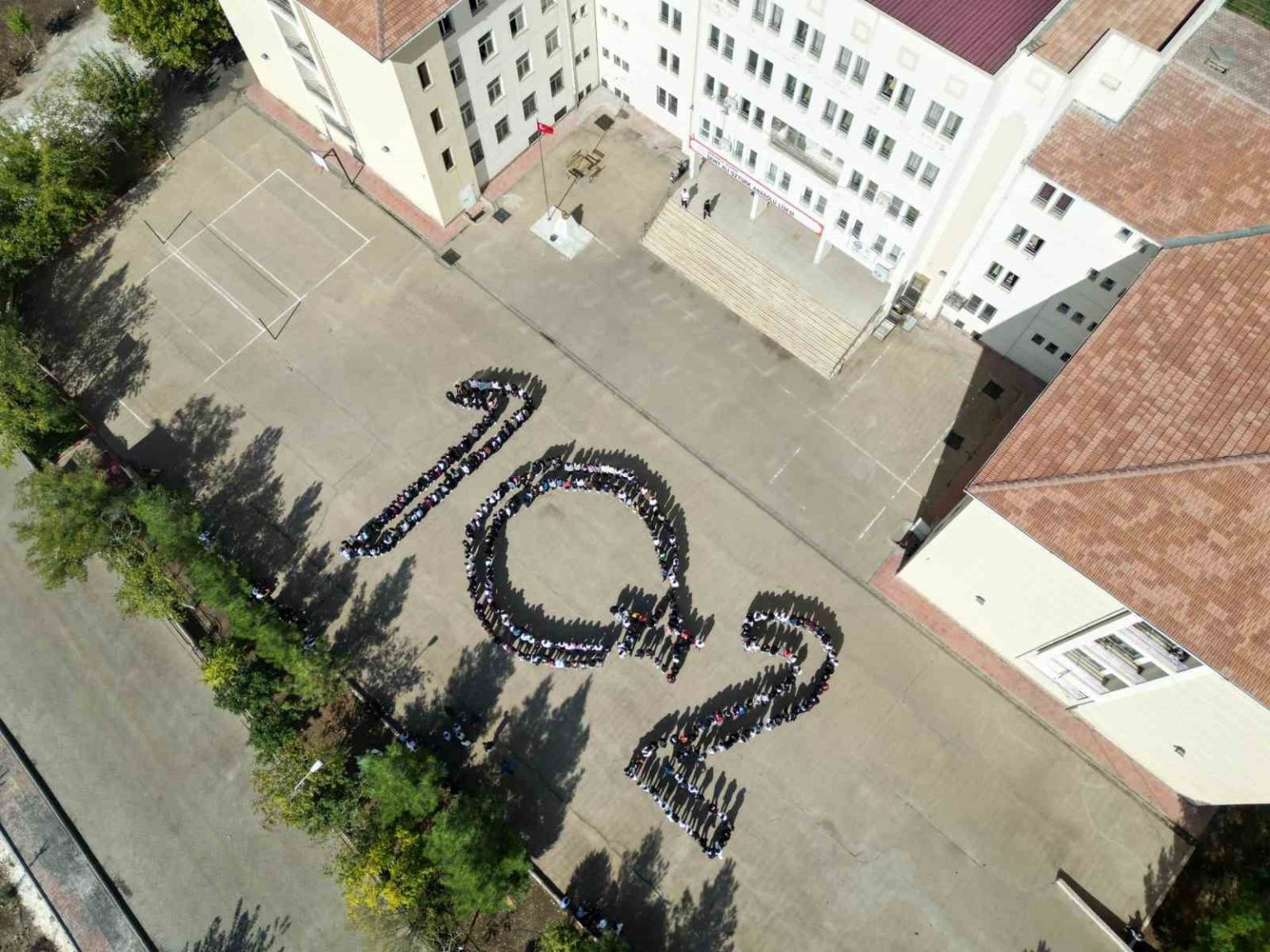 siverekli-ogrencilerden-cumhuriyetin-102-yilina-anlamli-koreografi