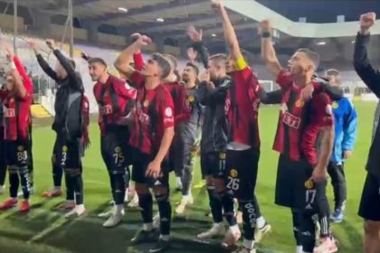 takim-oyunculari-taraftarlarla-kufurlu-tezahurat-yapip-bir-de-tempo-tuttu