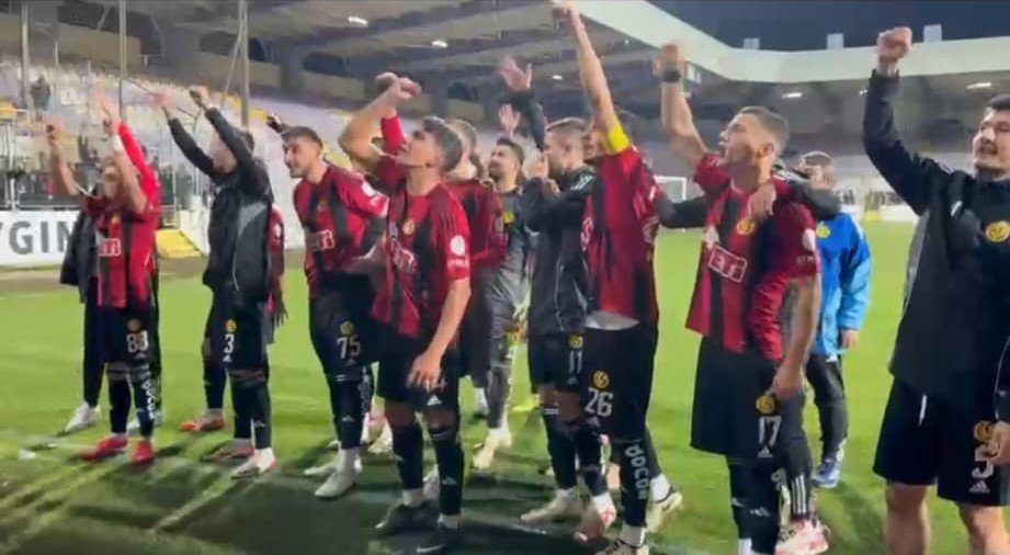 takim-oyunculari-taraftarlarla-kufurlu-tezahurat-yapip-bir-de-tempo-tuttu