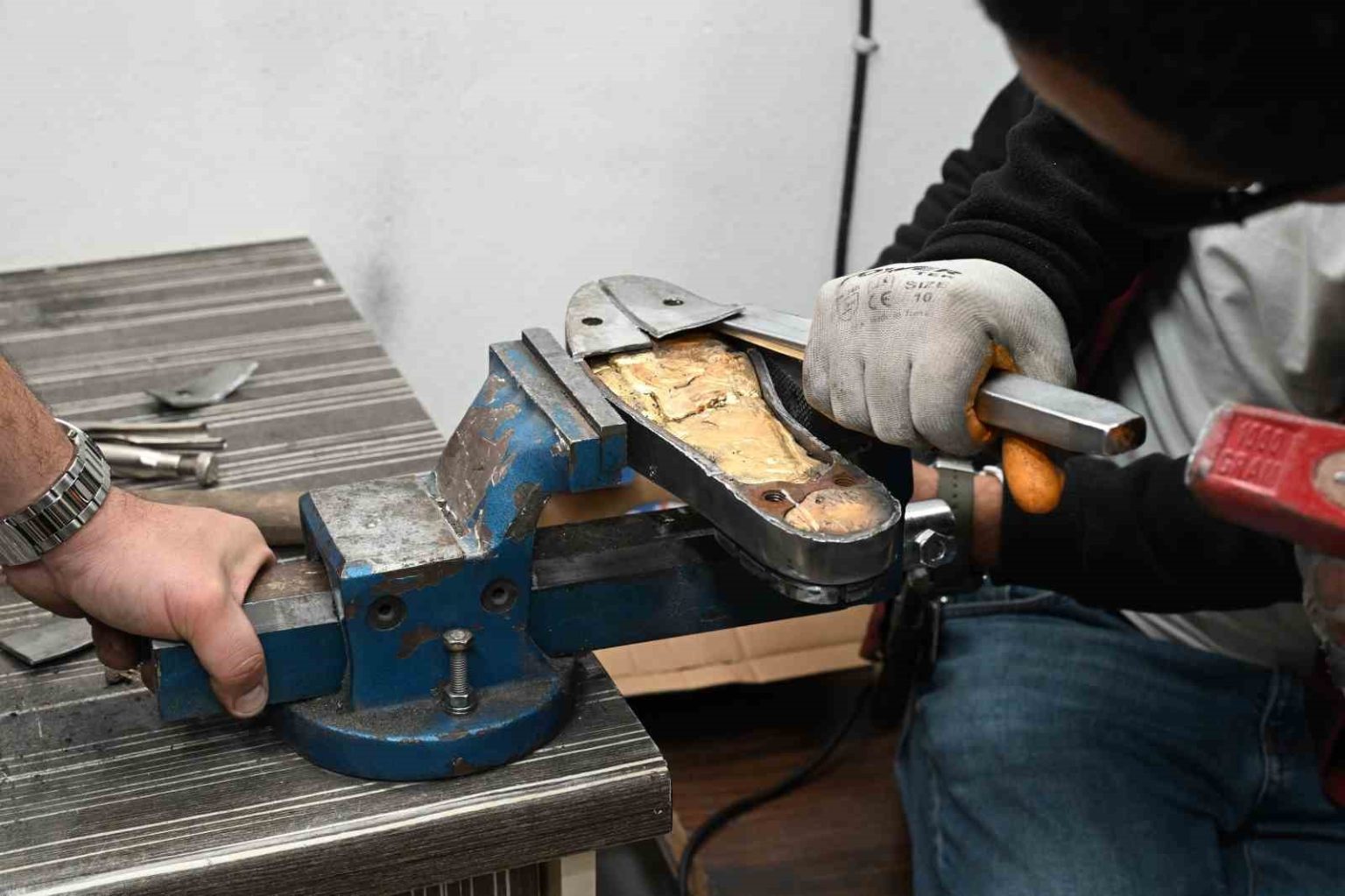 takside-21-kilo-506-gram-kacak-altin-ele-gecirildi-1-tutuklama