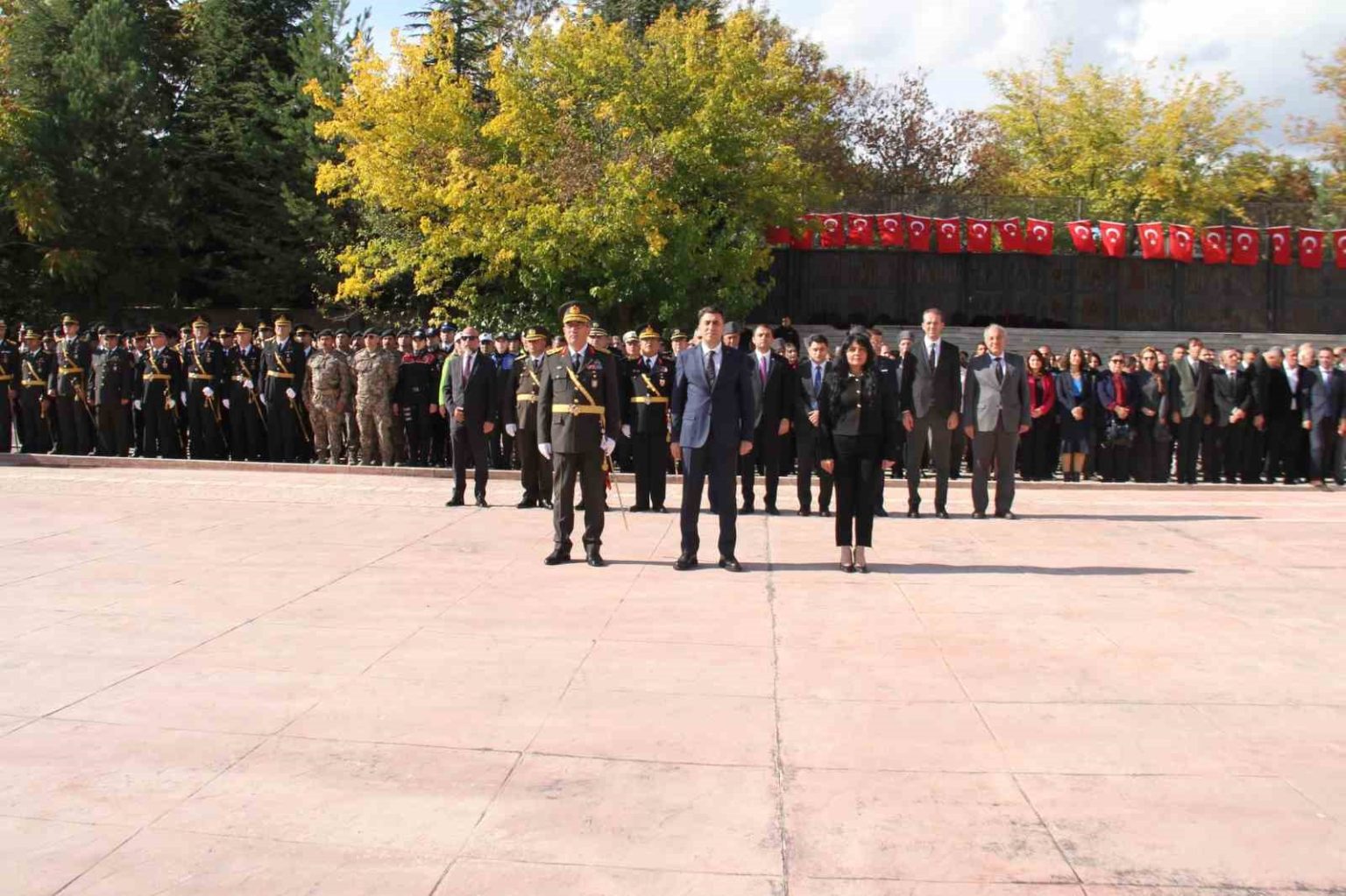 tuncelide-cumhuriyet-bayrami-kutlamalari-celenk-sunma-toreni-ile-basladi