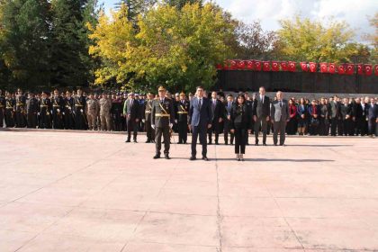 tuncelide-cumhuriyet-bayrami-kutlamalari-celenk-sunma-toreni-ile-basladi