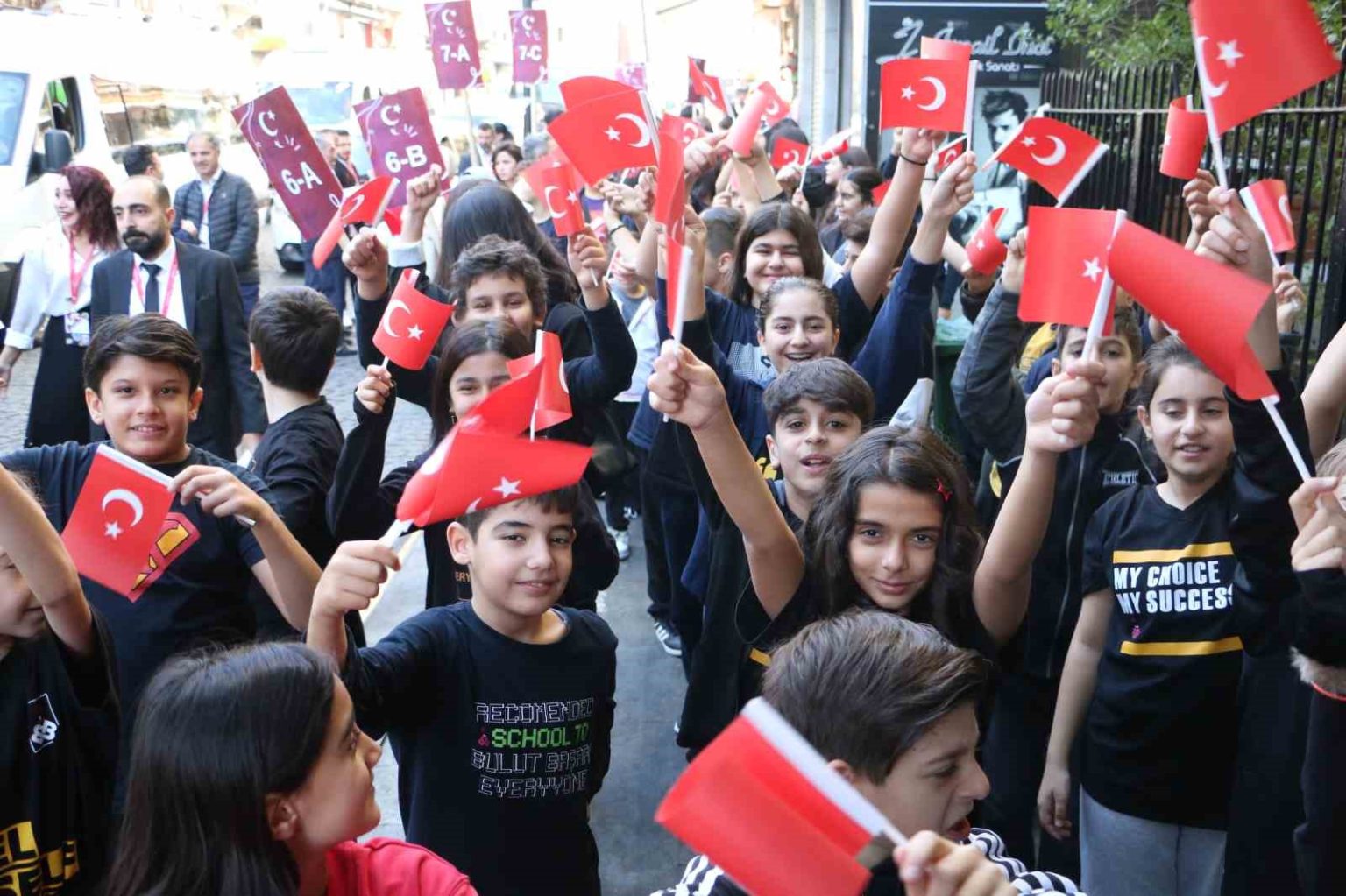 turk-bayragini-kapan-sokaga-cikti-minik-ogrenciler-cumhuriyeti-kutladi