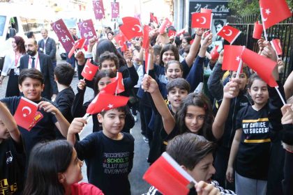 turk-bayragini-kapan-sokaga-cikti-minik-ogrenciler-cumhuriyeti-kutladi