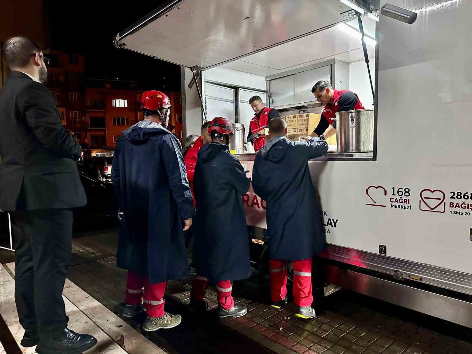 turk-kizilay-sindirgi-depremi-sonrasi-harekete-gecti