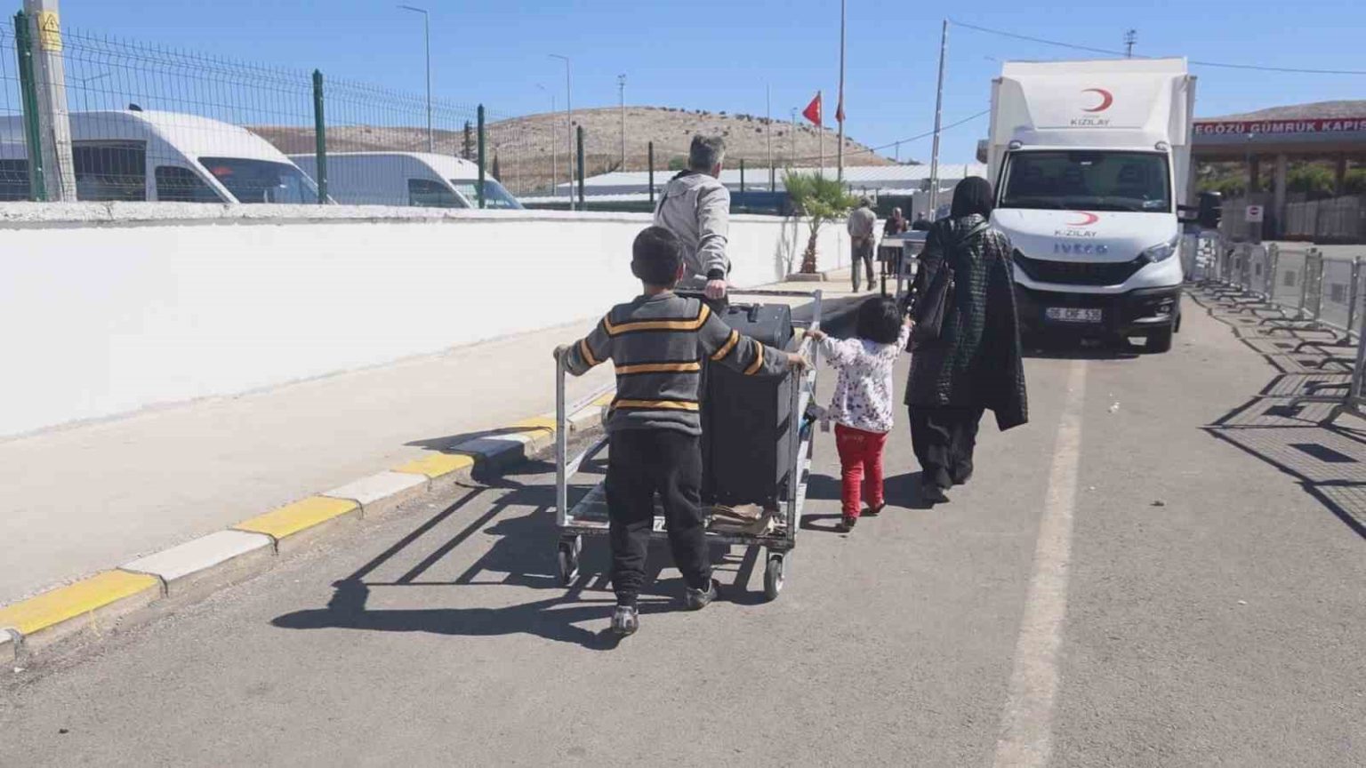 turkiyede-dogup-buyuyen-9-yasindaki-suriyeli-cocuk-gozyaslari-icerisinde-turkiye-benim-ikinci-vatanim-sozleriyle-ulkesine-dondu