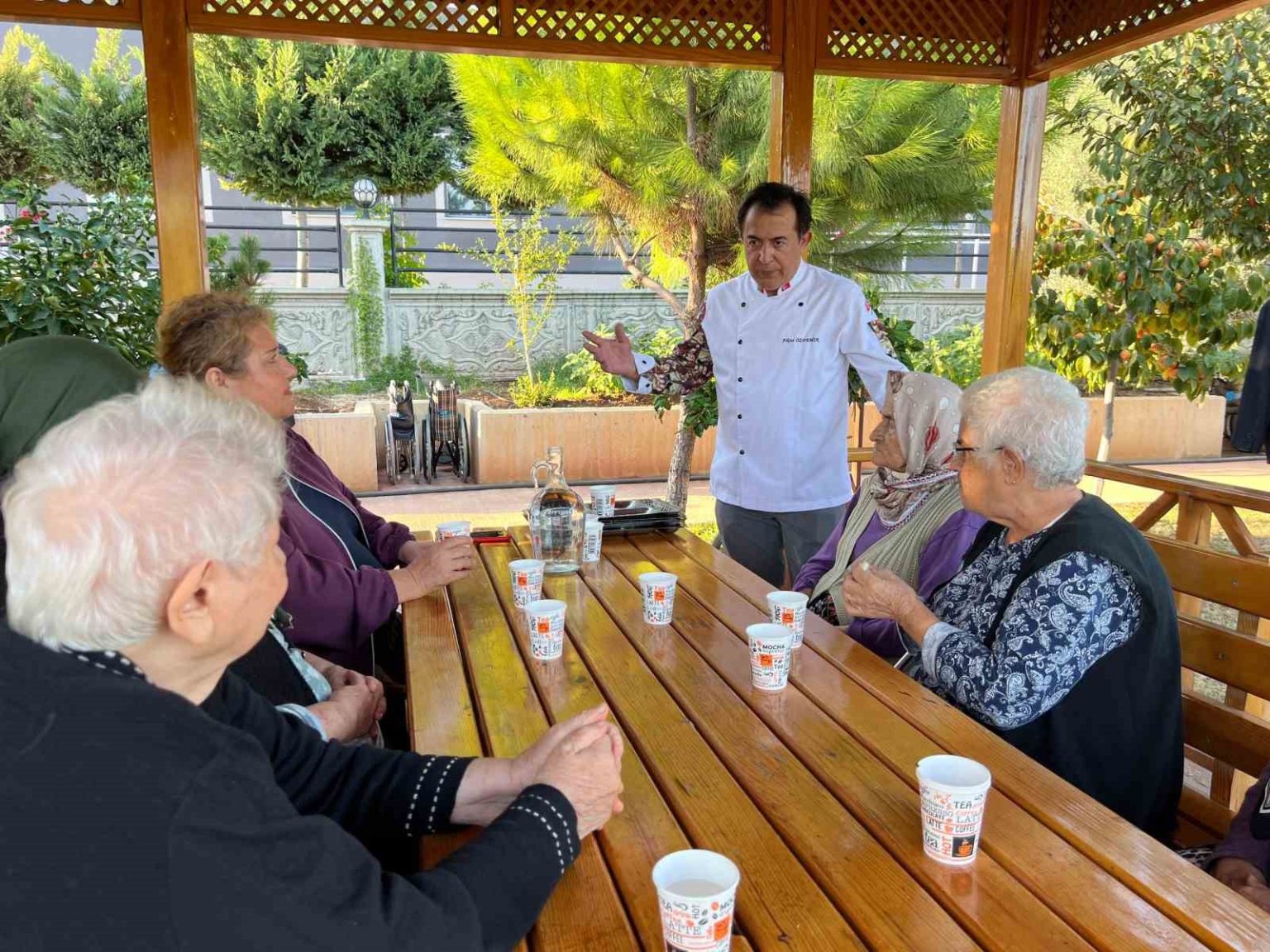 unlu-sef-fikret-ozdemirden-huzurevi-sakinlerine-lezzet-dolu-ziyafet