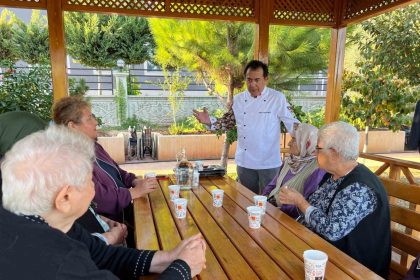 unlu-sef-fikret-ozdemirden-huzurevi-sakinlerine-lezzet-dolu-ziyafet