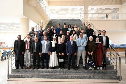 usak-universitesi-rektoru-savas-filistinli-ogrencilerle-bulustu