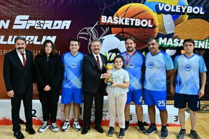 vali-aksoy-3-kamu-spor-oyunlarinda-dereceye-girenleri-odullendirdi