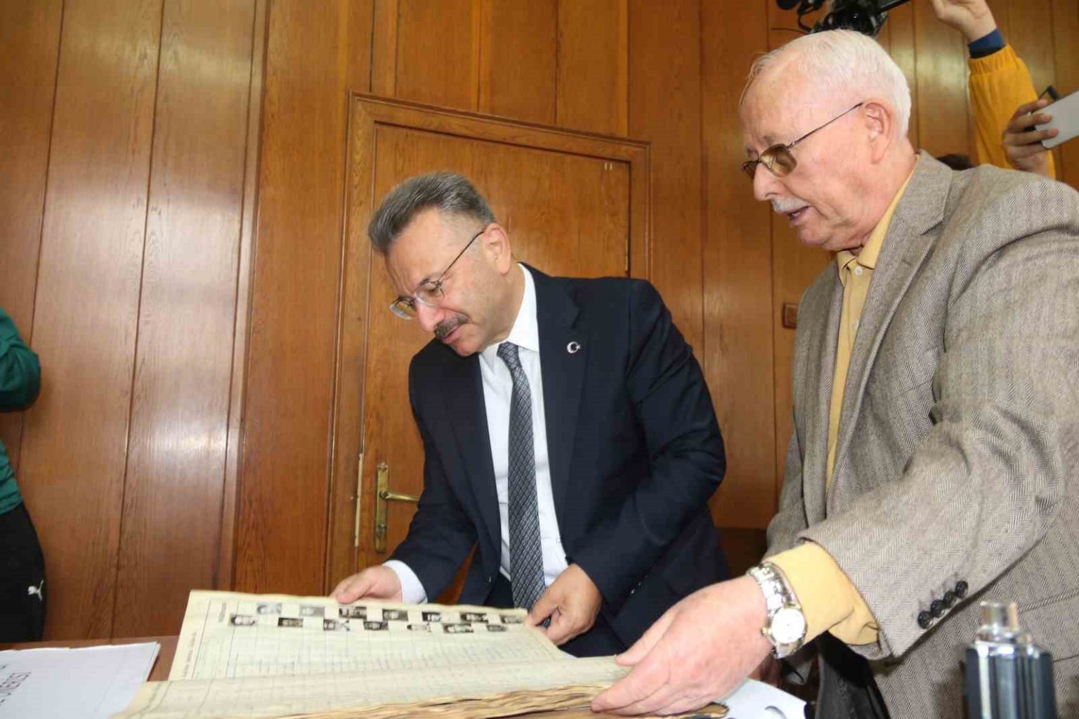 vali-aksoy-cumhuriyetin-kurulusundan-beri-hizmet-veren-asirlik-isletmeyi-ziyaret-etti