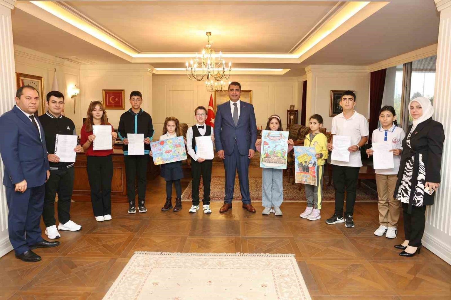 vali-aslan-yarismada-dereceye-giren-cocuklari-agirladi