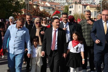 vali-cicek-daveti-cevirmedi-anaokulu-ogrencilerinin-cumhuriyet-coskusuna-katildi