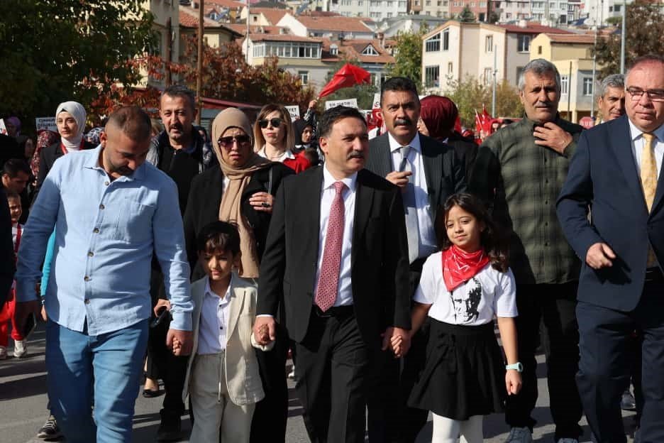 vali-cicek-daveti-cevirmedi-anaokulu-ogrencilerinin-cumhuriyet-coskusuna-katildi