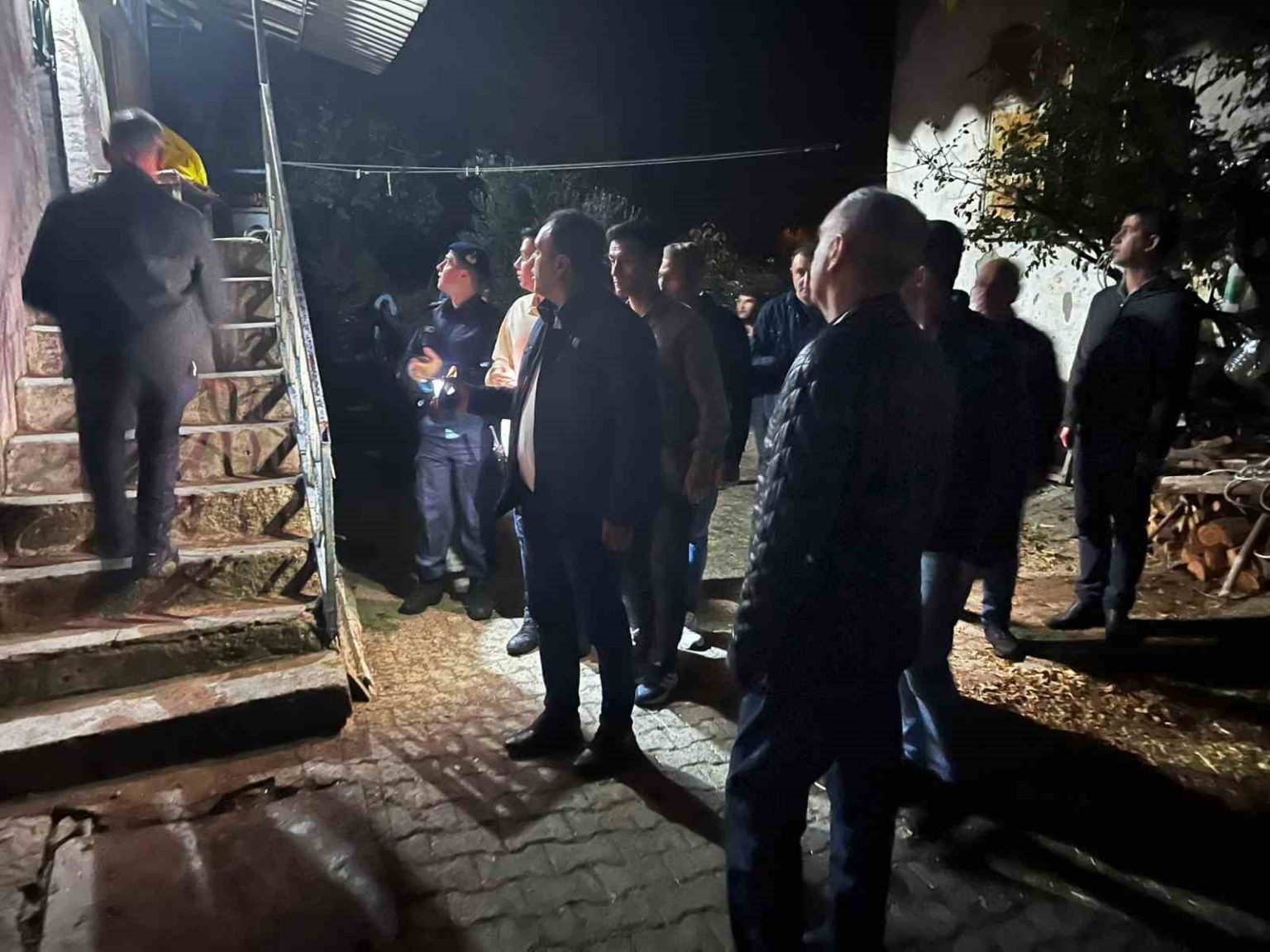 vali-ozkan-deprem-sonrasi-gordeste-incelemelerde-bulundu