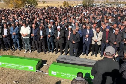 van-hakkari-karayolundaki-kazada-hayatini-kaybeden-ayni-aileden-3-kisi-topraga-verildi
