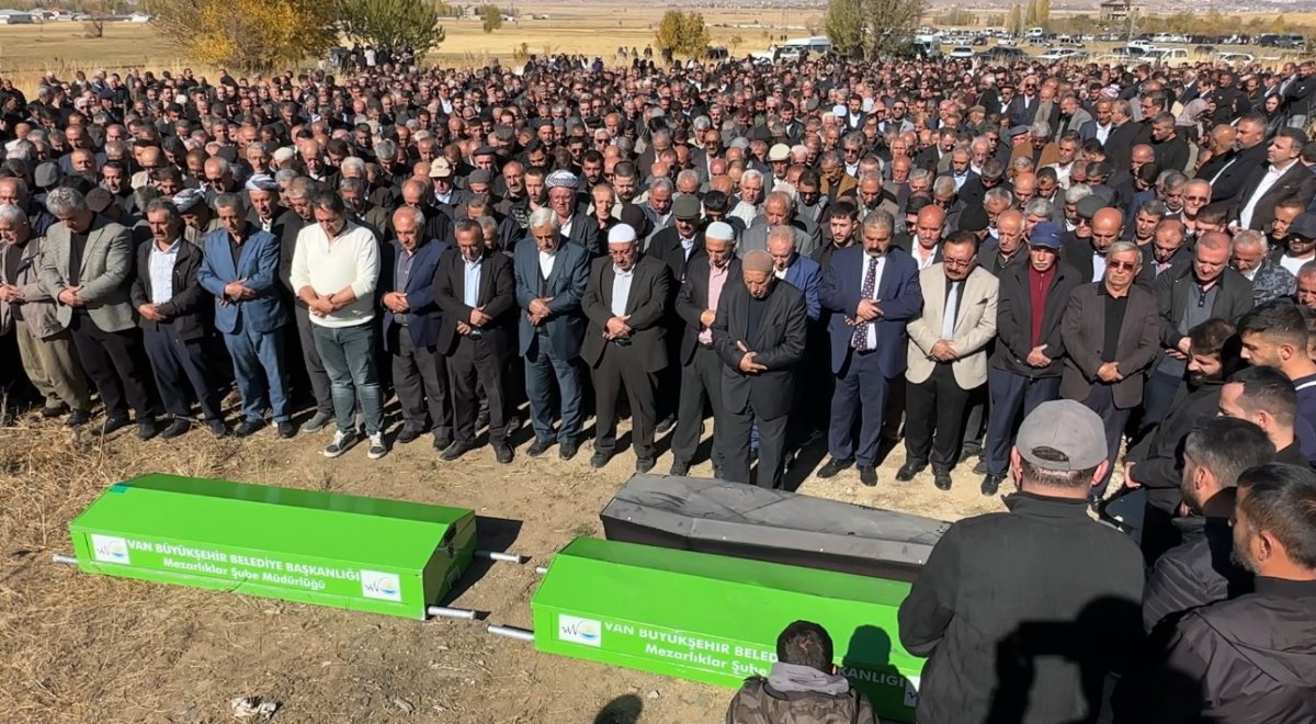 van-hakkari-karayolundaki-kazada-hayatini-kaybeden-ayni-aileden-3-kisi-topraga-verildi