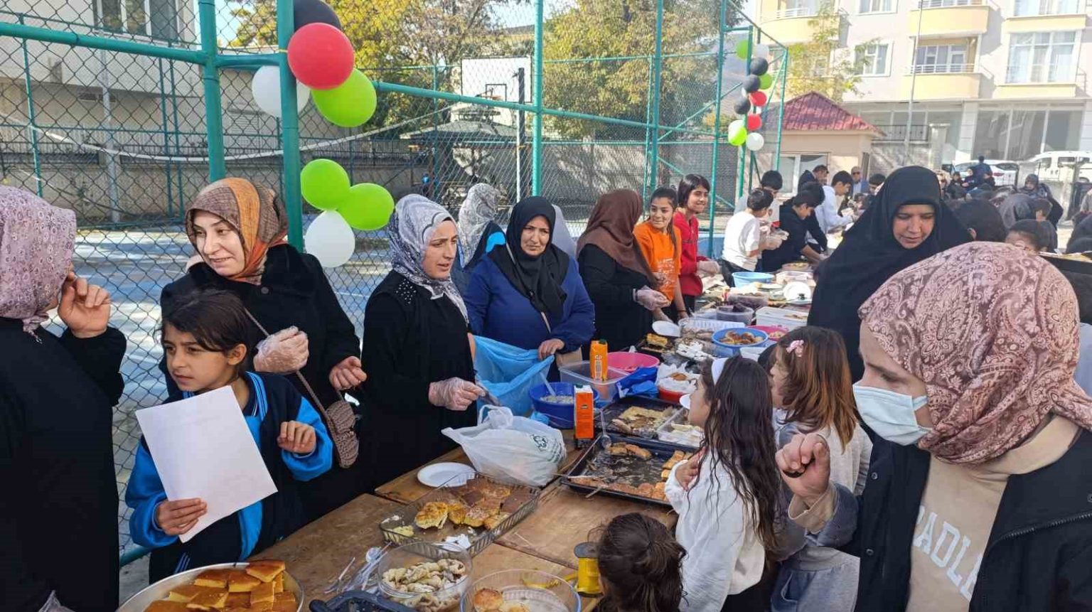 vanda-gazze-yararina-hayir-panayiri-duzenlendi