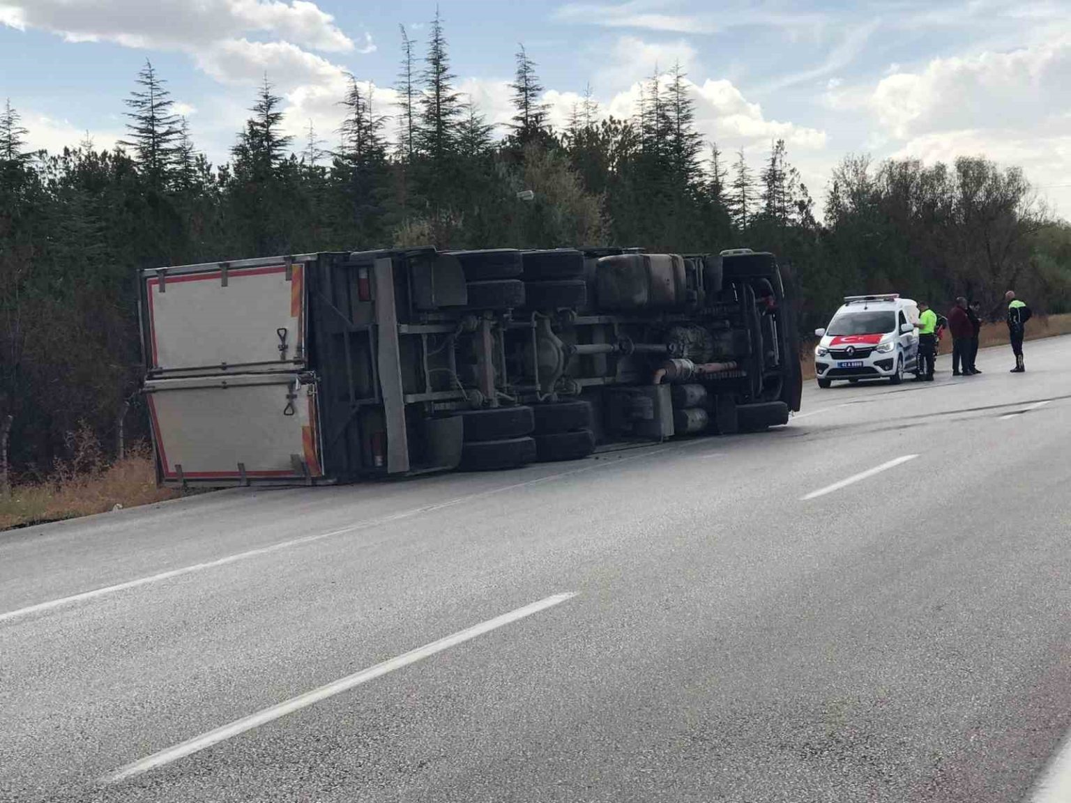 yag-yuklu-kamyon-devrildi-1-yarali