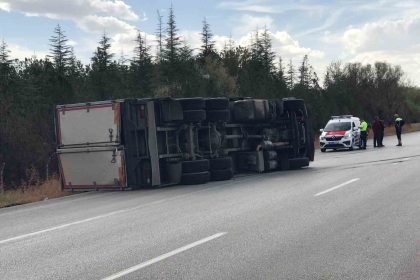 yag-yuklu-kamyon-devrildi-1-yarali