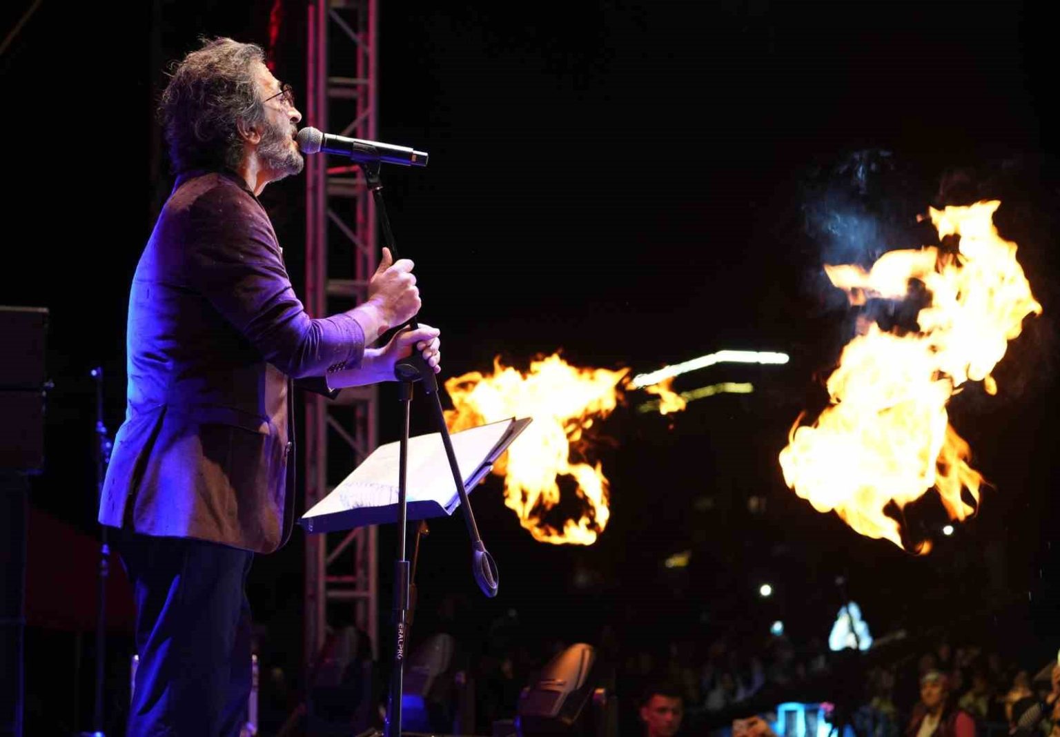 yagmur-altinda-cumhuriyet-coskusu-unlu-sarkici-fettah-can-hayranlariyla-bulustu