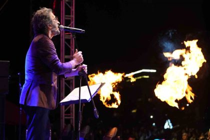 yagmur-altinda-cumhuriyet-coskusu-unlu-sarkici-fettah-can-hayranlariyla-bulustu