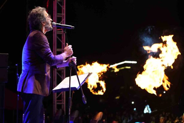 yagmur-altinda-cumhuriyet-coskusu-unlu-sarkici-fettah-can-hayranlariyla-bulustu