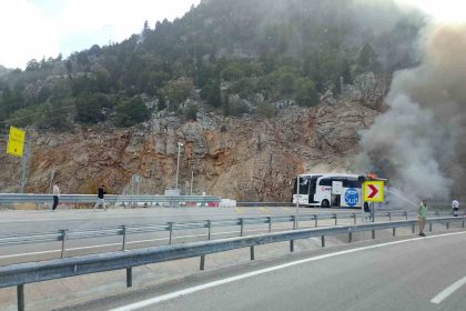 yolcu-otobusu-alev-aldi