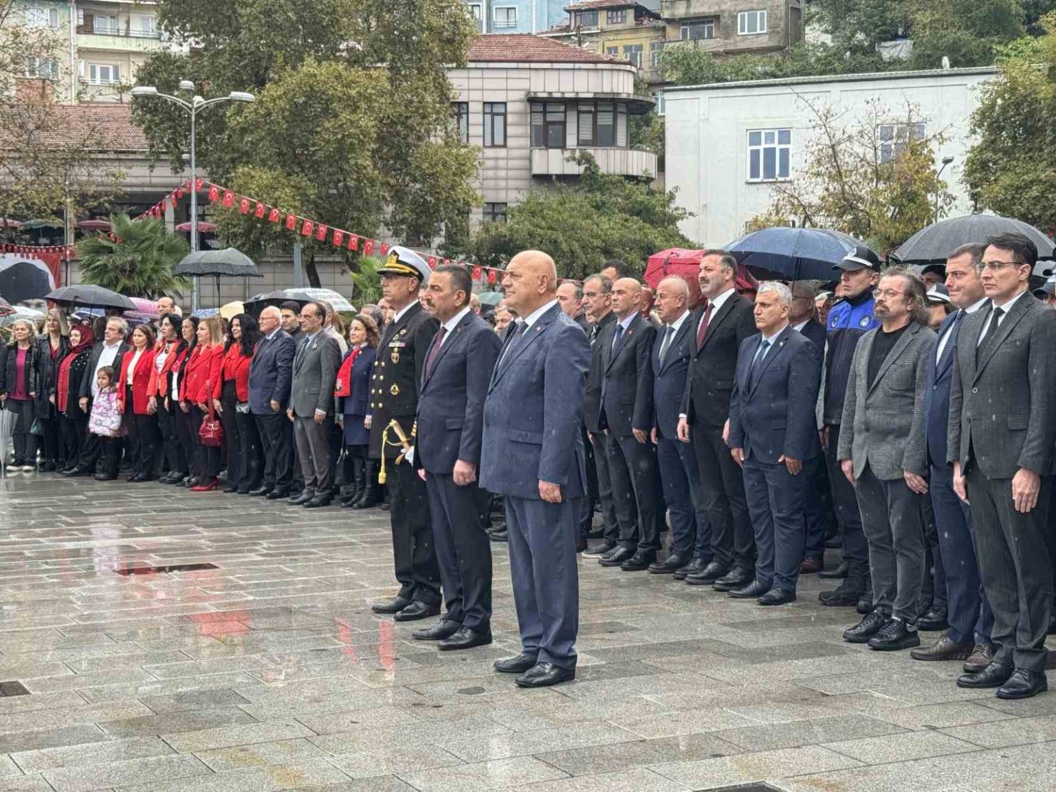 zonguldakta-29-ekim-cumhuriyet-bayrami-celenk-toreni-gerceklestirildi