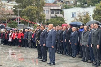 zonguldakta-29-ekim-cumhuriyet-bayrami-celenk-toreni-gerceklestirildi