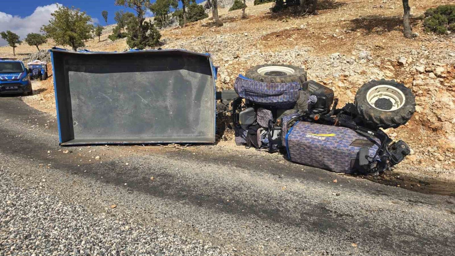 adiyamanda-traktor-devrildi-2-yarali