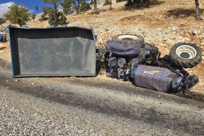 adiyamanda-traktor-devrildi-2-yarali