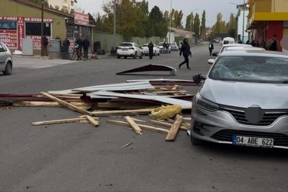 agrida-siddetli-ruzgar-catilari-ucurdu