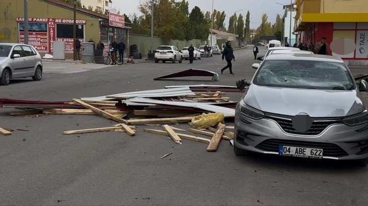 agrida-siddetli-ruzgar-catilari-ucurdu