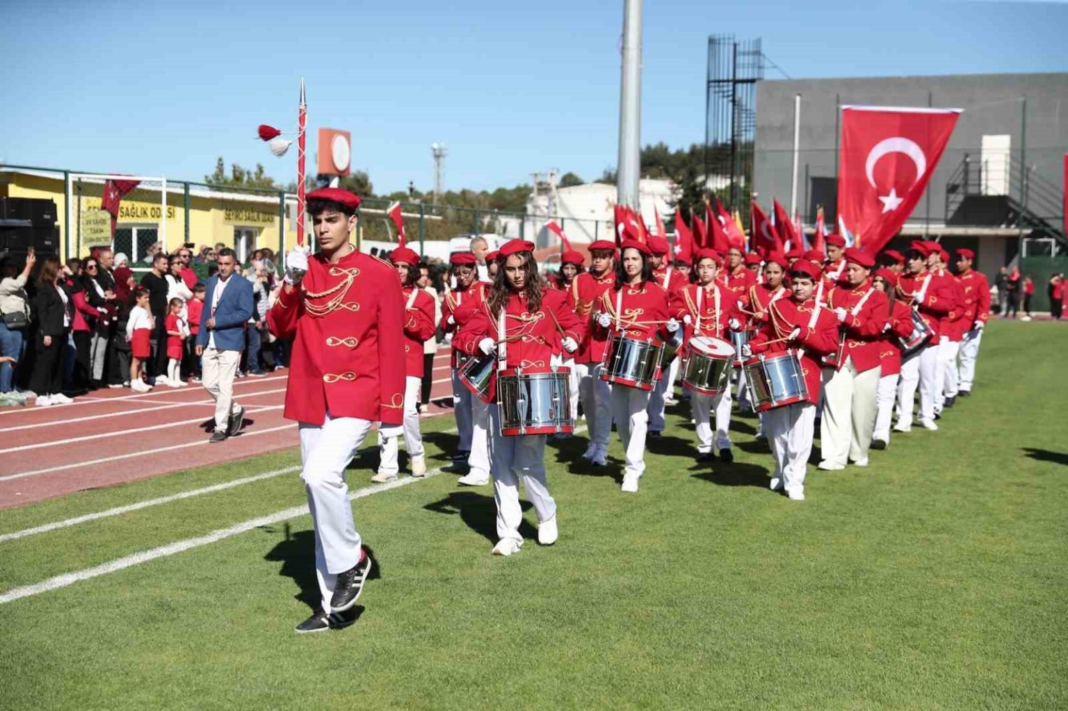 aliaga-ataturk-stadyumunda-cumhuriyet-coskusu