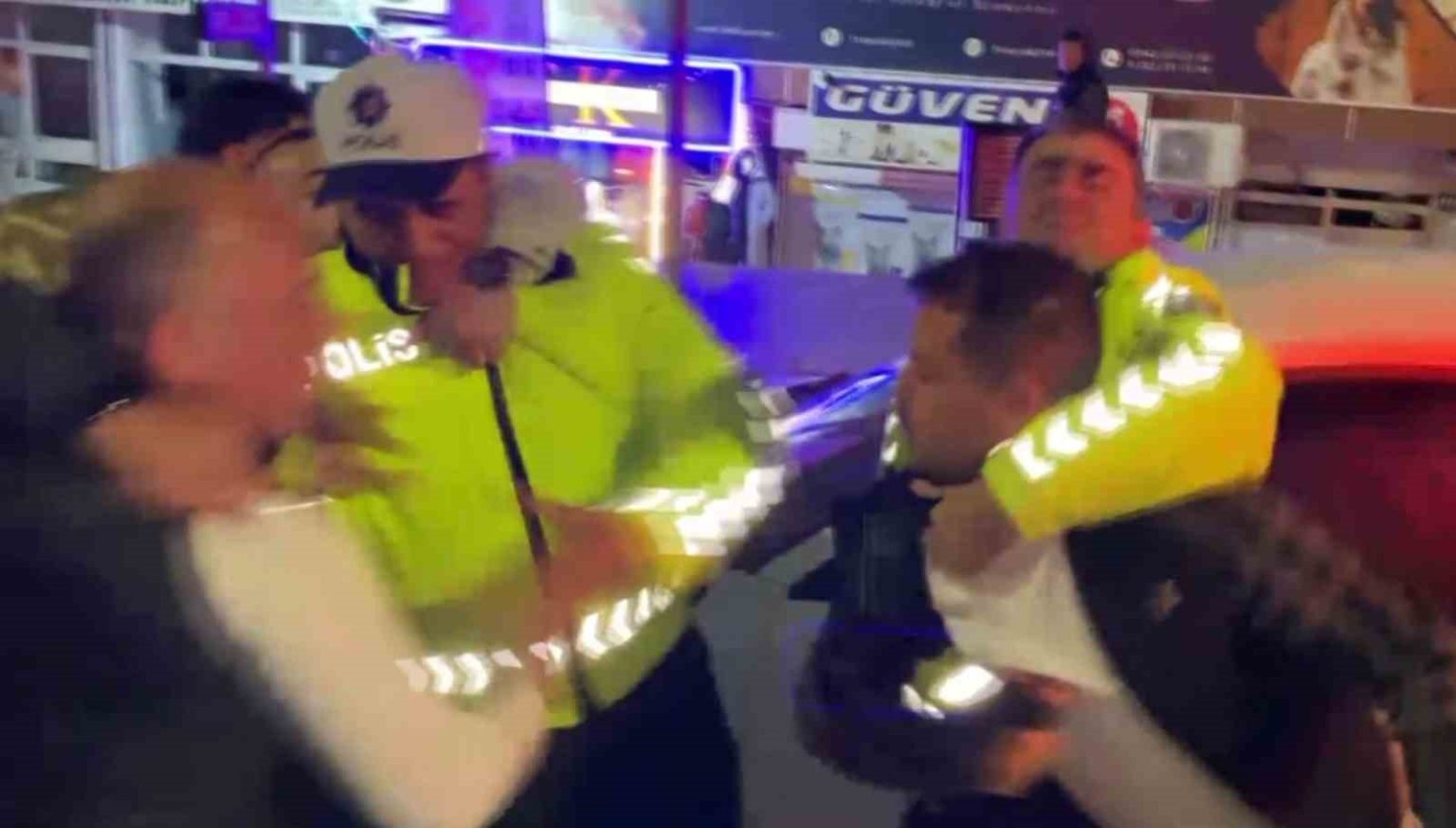 alkollu-surucu-ve-yakinlari-polise-yumrukla-saldirdi-o-anlar-kamerada