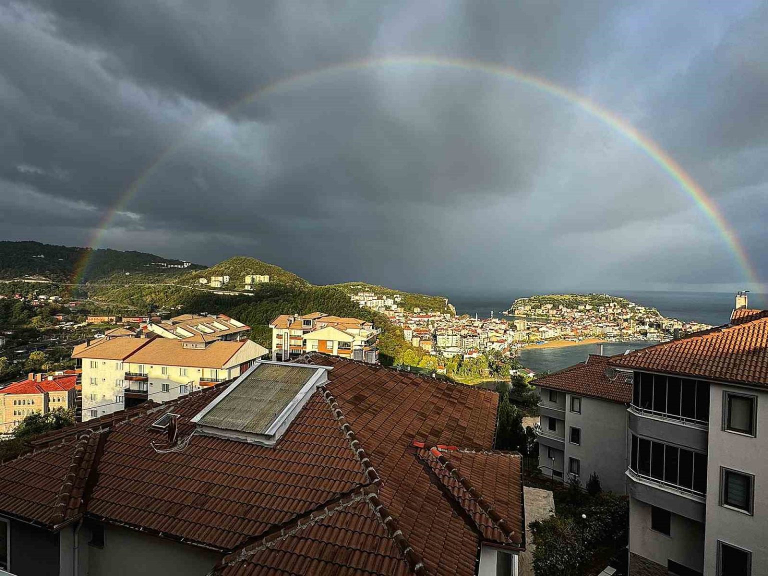 amasrada-yagmur-sonrasi-gokkusagi-olustu