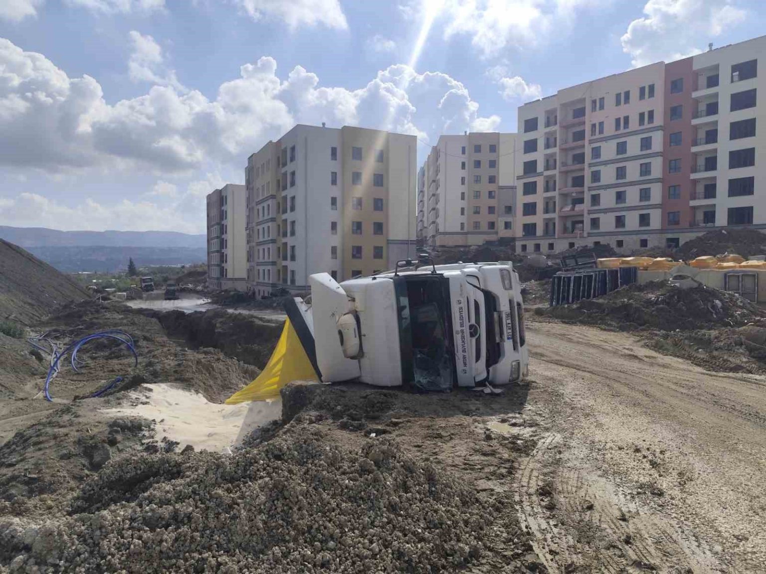 antakyada-kum-yuklu-kamyon-devrildi