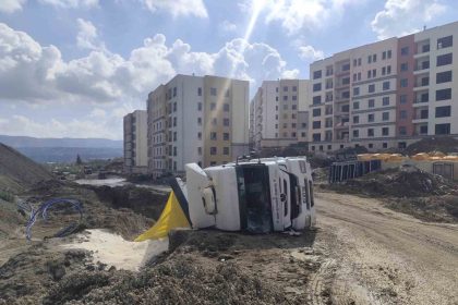 antakyada-kum-yuklu-kamyon-devrildi