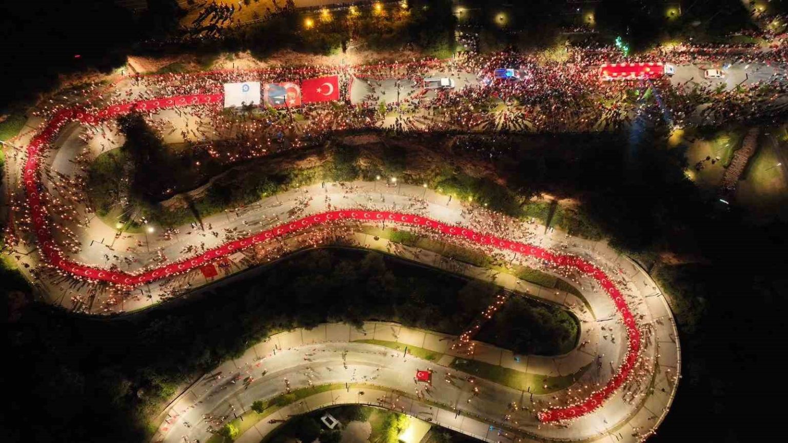 antalyada-400-metrelik-dev-bayrakla-cumhuriyet-coskusu-fener-alayina-yuzlerce-kisi-katildi