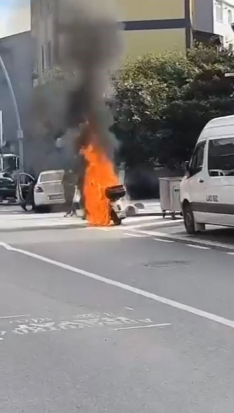 arnavutkoyde-seyir-halindeki-motosiklet-alev-aldi