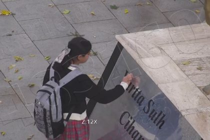 ataturk-bustunu-temizleyen-minik-asminin